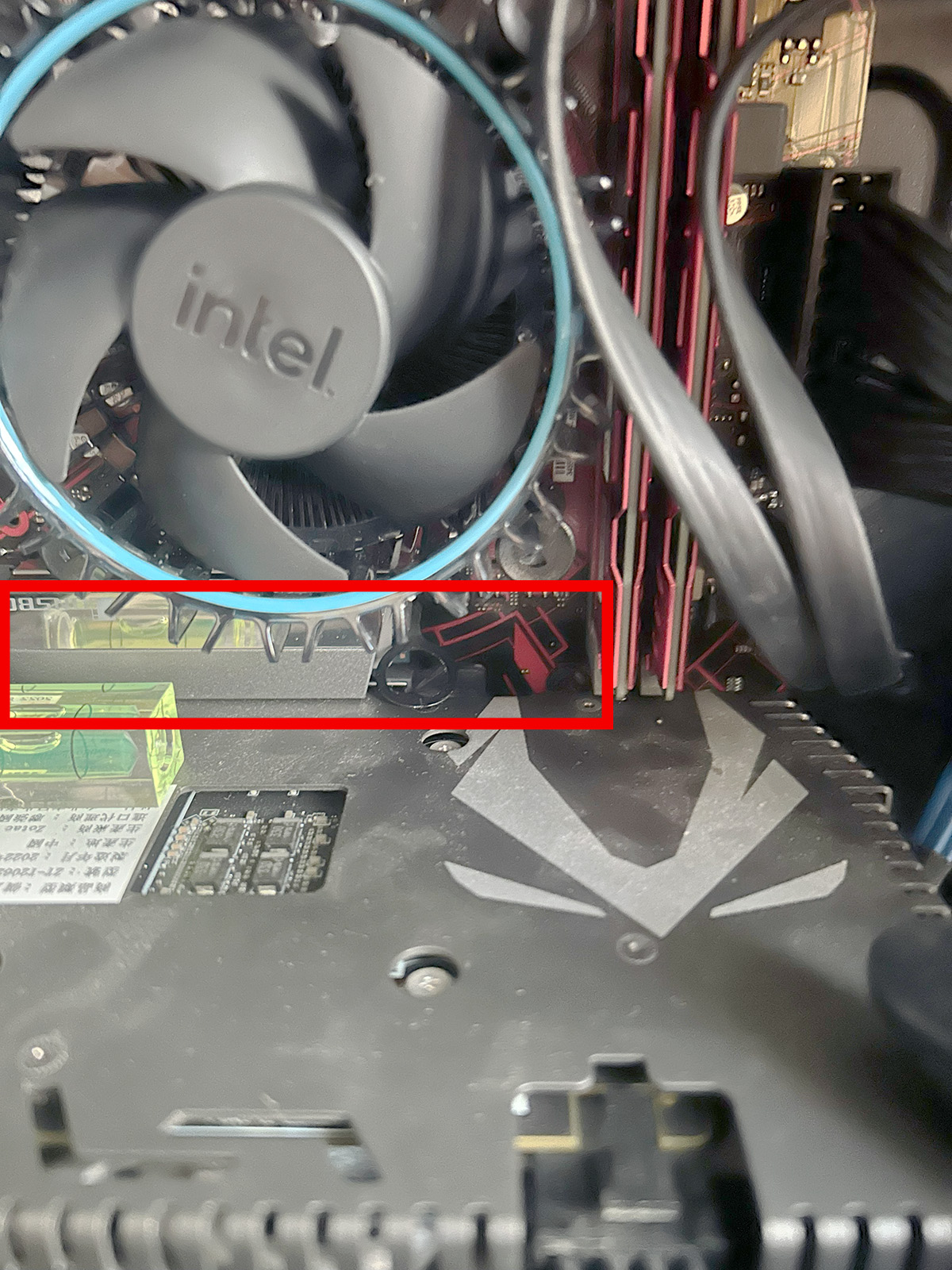 M2 SSD 用塑膠還固定 卡到顯卡背板